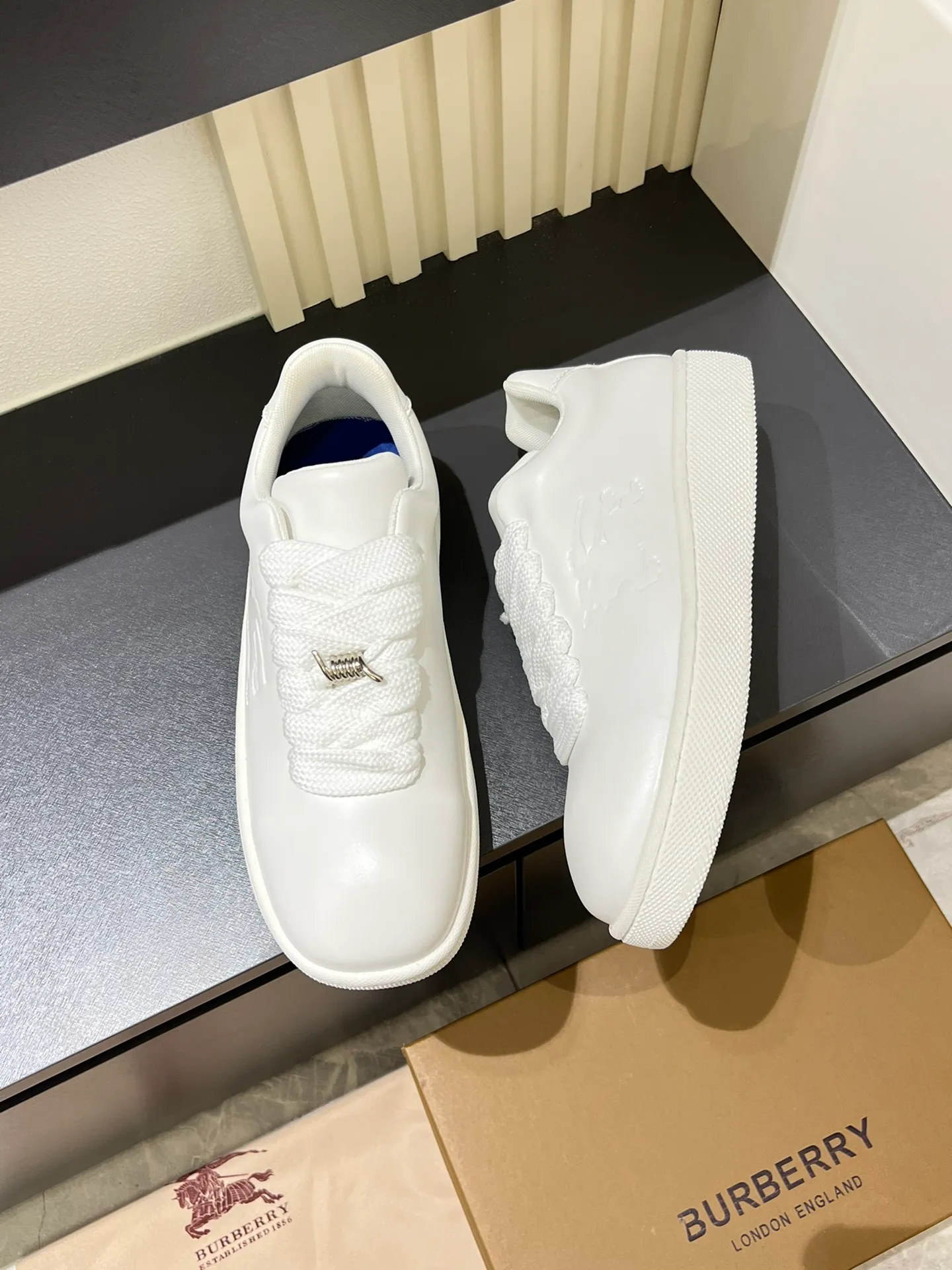 Men's shoes 💰p400 "Burberr*" new thick-soled men's casual sports shoes, cool sneakers and bread shoes, originally purchased and developed, the top version of the Box series sports shoes, made of smooth calfskin fabric, embellished with embossed Equestrian Knight logo (EKD). Made of mesh lining, the laces are decorated with metal coils, the rubber soles are decorated with the Burberry letter logo, and the original molded 3.5CM two-color T men's shoes 💰pU outsole! Male 38-44 (45 customized)